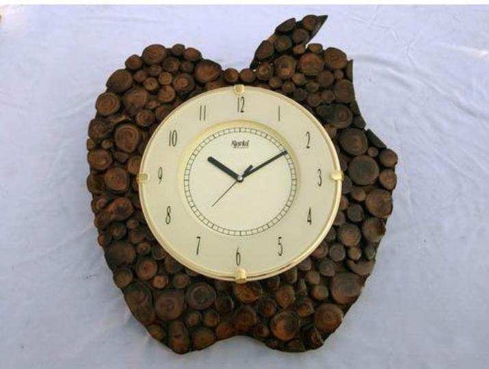 WOODEN DECORATIVE ANTIQUE CLOCK